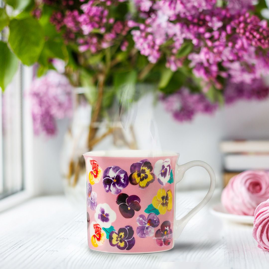 Gardeners and tea-lovers everywhere will rejoice with our beautiful and bold garden mugs! These gorgeous mugs feature patterns of pansies, herbs, strawberries and more. In stock now! 🌸🦋🍓🏵️⁠