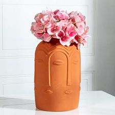 Les vase orange avec des fleurs rose