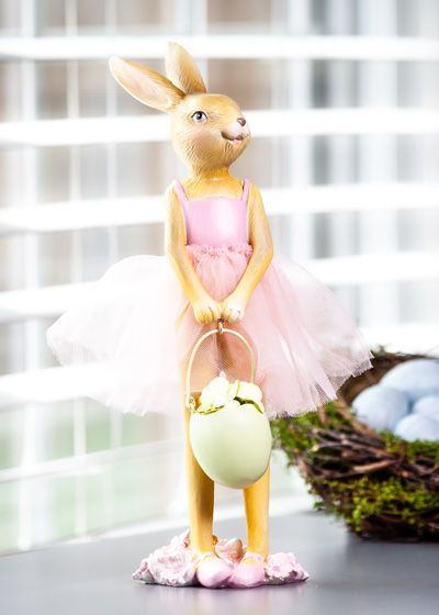 Un lapin tenant un panier