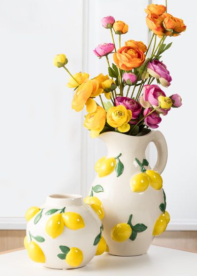 des vases en motif des citrons