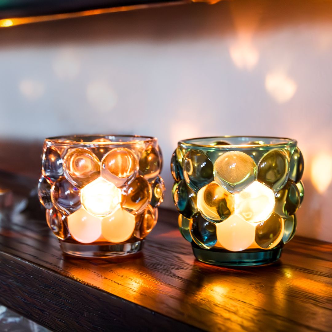 Take patio lighting to the next level with our chic new glass votives! Available in ribbed or bubble styles in navy, green, brown and smoke, these elegant pieces are sure to light up your shop! 🕯️✨️💛💚🤎💙