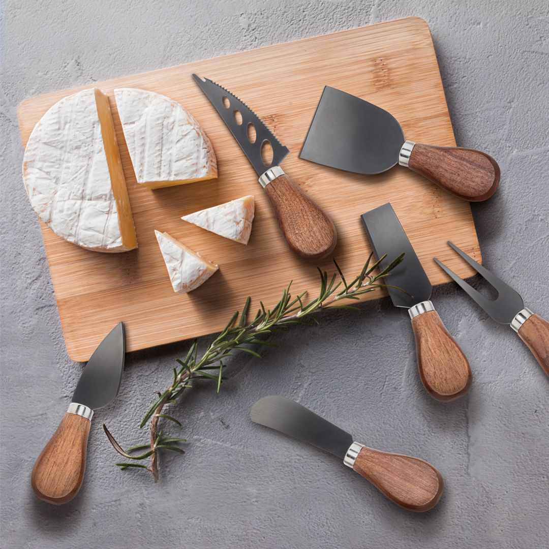 Transform charcuterie boards with our walnut-handled Cheese Knives! Beautifully gift-boxed with stainless steel, non-stick black blades, these spreaders and knives make a lovely gift for the holidays. 🧀🧀🔪💛🤎⁠