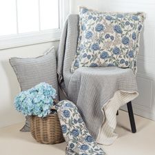 Coussins en motif de fleurs bleus
