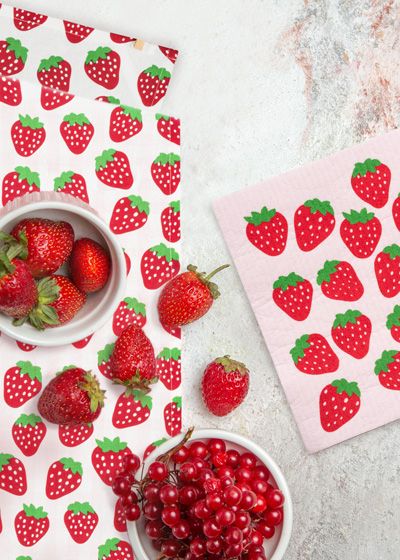 Serviette avec le motif des fraises