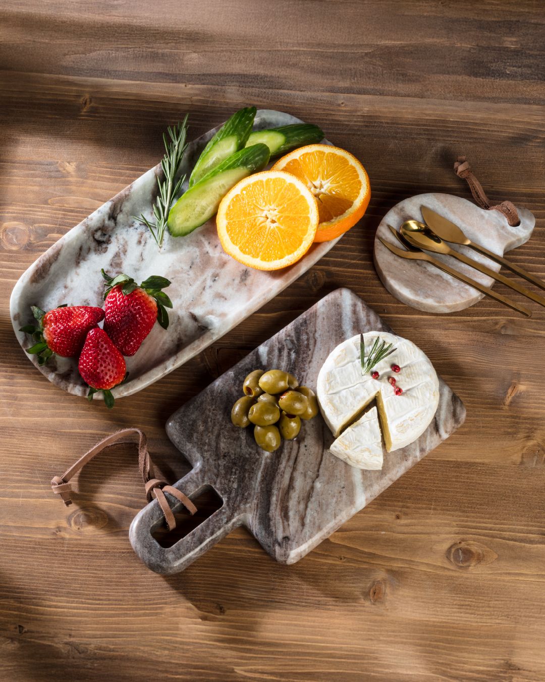 Just in: sleek marble trays! With a refined finish and distinctive veining, these marble pieces add sophistication to any spread. Offered in varied shapes and hues, some include handles or loops. 🩶🖤🤍⁠