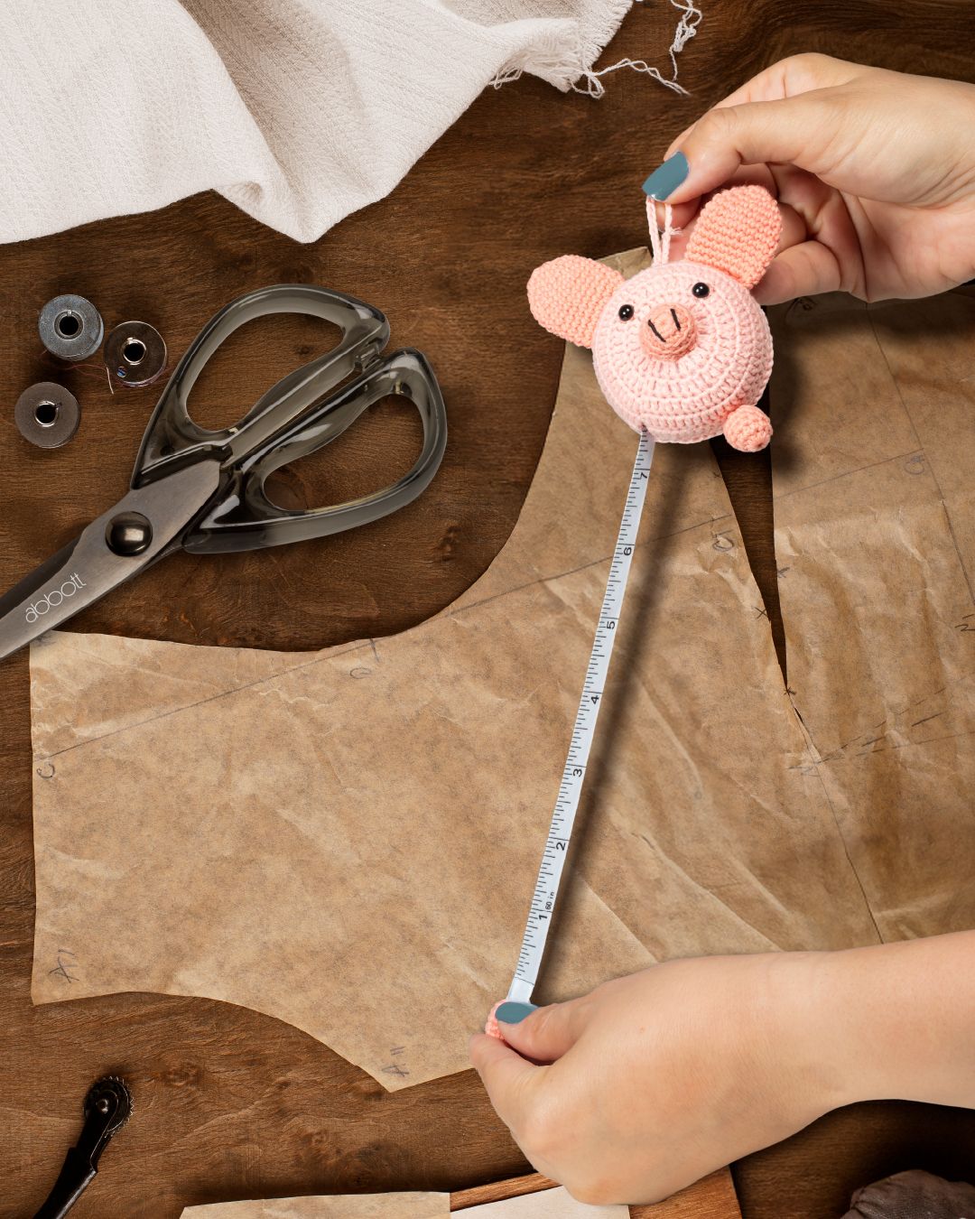 These handy Measuring tapes are too cute to miss! Each 60-inch Zipp™ retractable measuring tape is handcrafted in Vietnam and includes both imperial and metric measurements. Choose from 13 styles of crocheted creatures! 🐧🦊🐷🦩🐢⁠