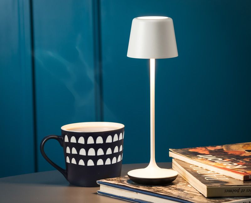 lampe blanche et tasse noir