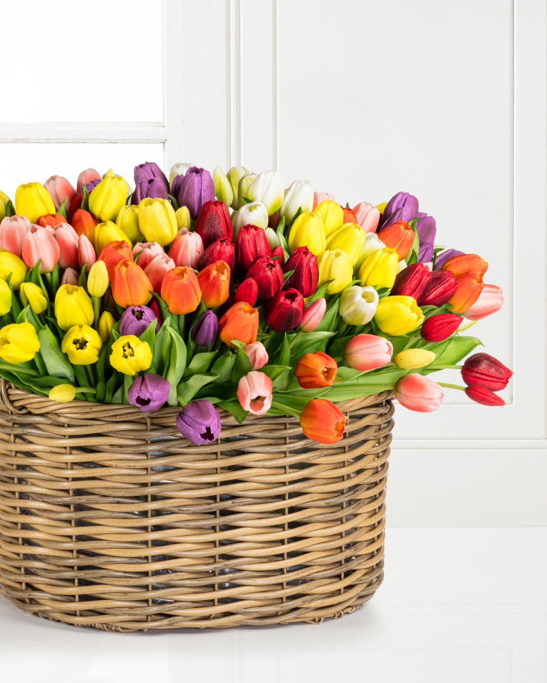 Celebrate the freshness of spring with our exquisite faux tulips! Crafted with the soft, subtle feel of real tulips, these gorgeous bunches of 5 florals are available in 6 uplifting hues. 🌷🌷🌷⁠