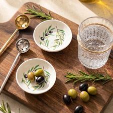 Des plats en motif des olives