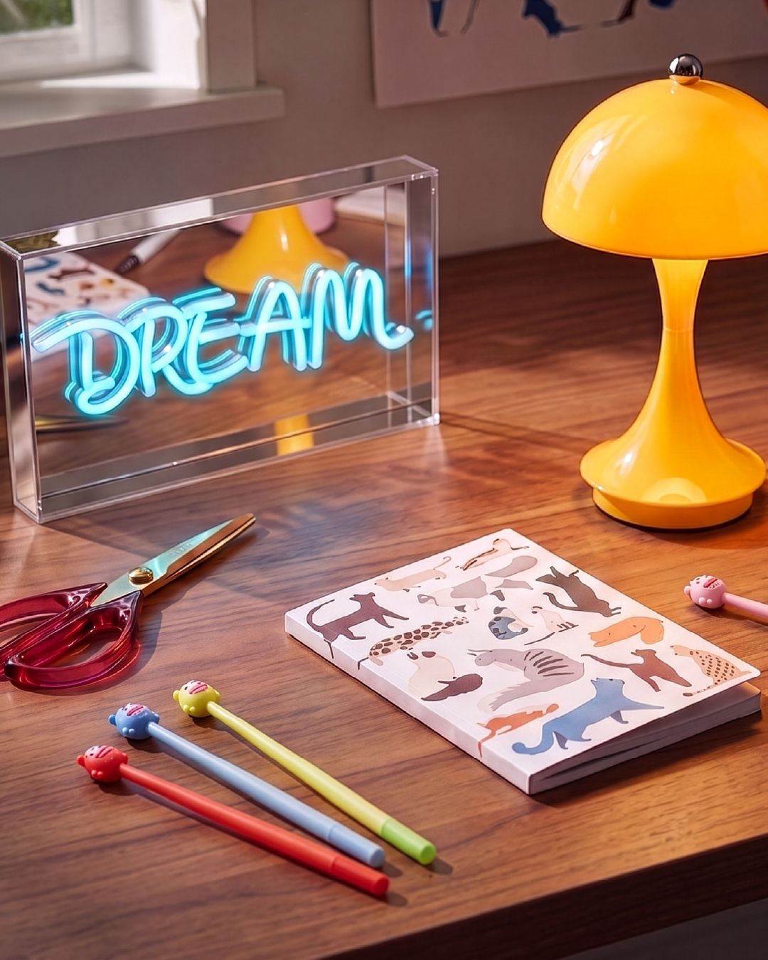 Get ready for the return of backpacks and homework with products that combine function and style. Discover everything from notebooks and stationery to water bottles, LED lamps, and clever desk accessories. 🏫🎒✏️🖋️💛⁠ ⁠
