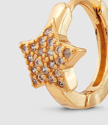 Gold ring with diamonds in the shape of a star